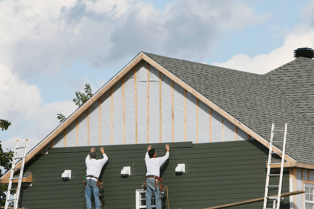 Professional Vinyl Siding technician working in Metamora, IN